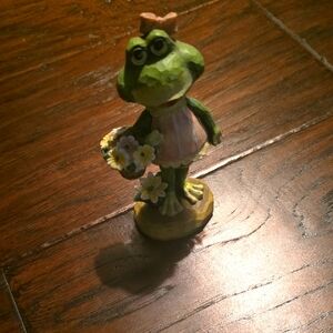 Frogs Country Green Frog Figurine with Flowers